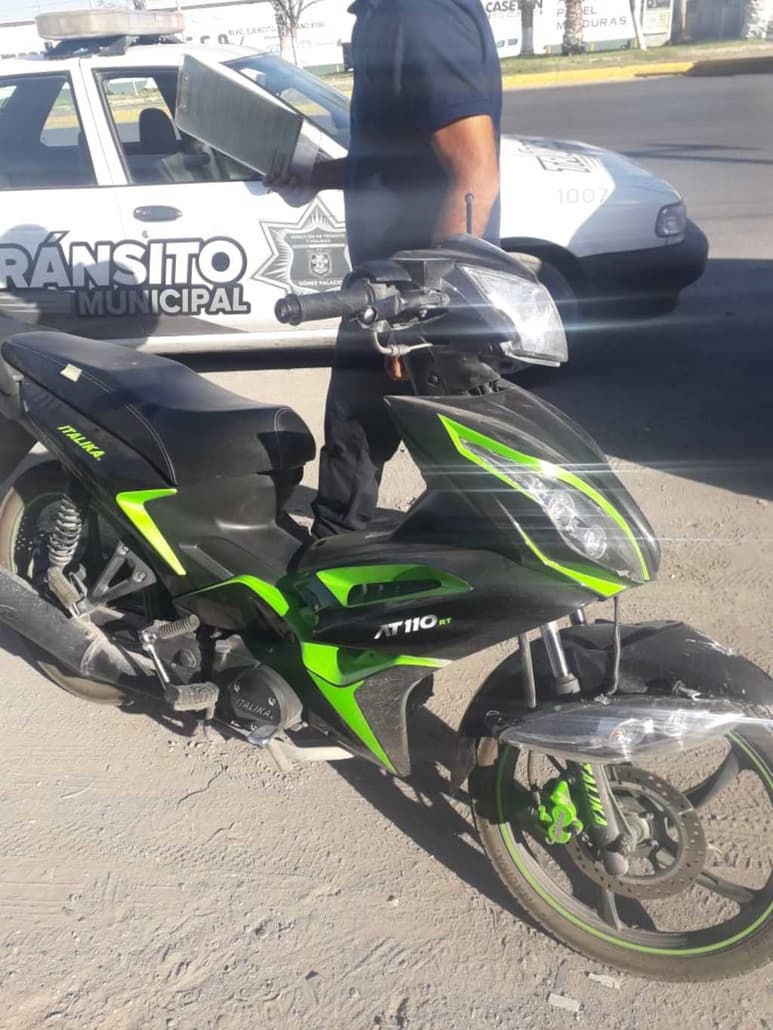 La motocicleta impactó la parte trasera de una camioneta Ford Escape y posteriormente causó daños a una Toyota Siena. (EL SIGLO DE TORREÓN)