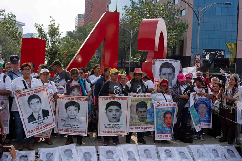 Al encuentro asistieron padres de los 43 estudiantes desaparecidos y la titular de la Comisión Nacional de Búsqueda, Karla Quintana Osuna.
