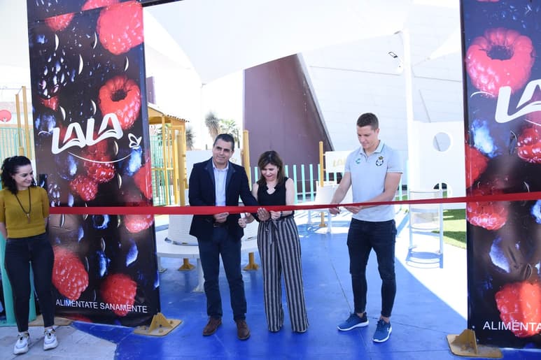 Julio Furch corta el listón para inaugurar Lalalandia, un espacio infantil que se encuentra en el Territorio Santos Modelo. (JESÚS GALINDO)
