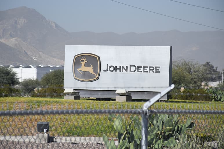 El alcalde Jorge Zermeño Infante negó que se hubiera registrado un despido masivo de empleados en John Deere, aunque confirmó el cierre de una línea de producción de motores recientemente. (FERNANDO COMPEÁN)