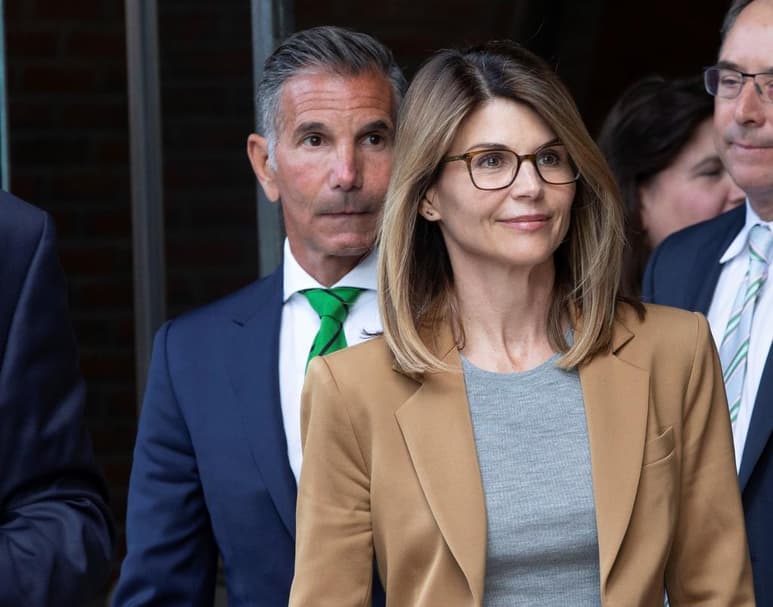 Difícil situación. La actriz Lori Loughlin y su esposo enfrenta más cargos por sobornos escolares.