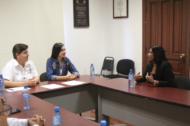 De manos de la alcaldesa de San Pedro y de la procuradora de Pronnif en el estado, María Antonia López recibió el nombramiento. (EL SIGLO DE TORREÓN)