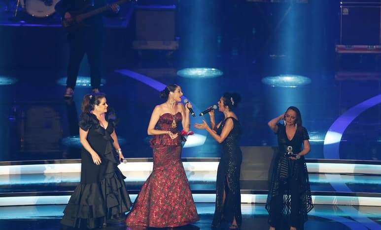 La cantante Natalia Jiménez y las integrantes del grupo Pandora, participan en la entrega de los premios. (ARCHIVO)