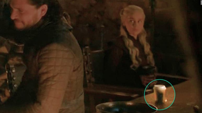 Escena. En los episodios de la última temporada de la serie, en la que los protagonistas celebraban una fiesta, un vaso de café figuró por error en la mesa en la que estaba 'Daenerys Targaryen'. (ESPECIAL)