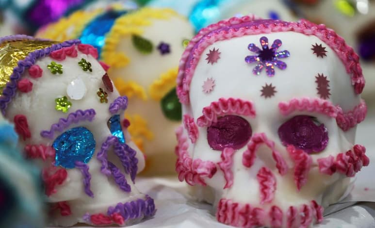 Algunas de las calaveritas de azúcar llevan el nombre del difunto como forma de rendirle tributo. Otras pueden llevar el nombre de parientes y amigos que se encuentran con nosotros hoy en día, ya que es una forma de recordar el destino que a todos espera. (ARCHIVO)