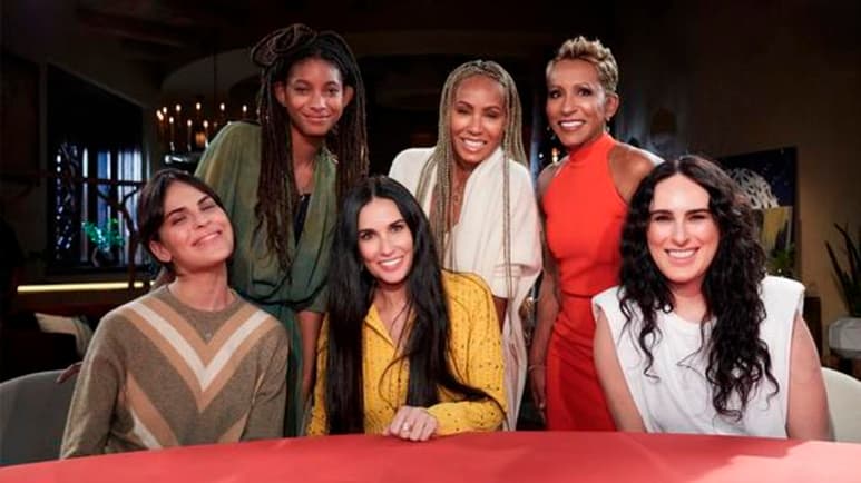 Demi Moore y sus hijas concedieron una entrevista al programa Red Table Talk. (FACEBOOK)