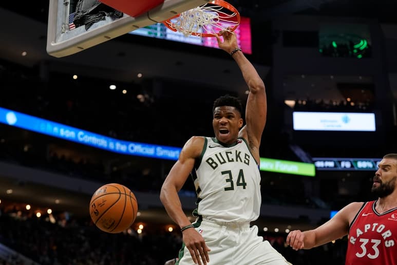 Giannis Antetokounmpo metió 36 puntos y bajó 15 rebotes, en la victoria de Bucks 115-105 sobre Raptors.