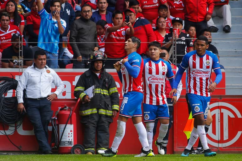 Alan Pulido brilló en este duelo luego de anotar dos de los tres goles con los que el Rebaño Sagrado se impuso ayer. (JAM MEDIA)