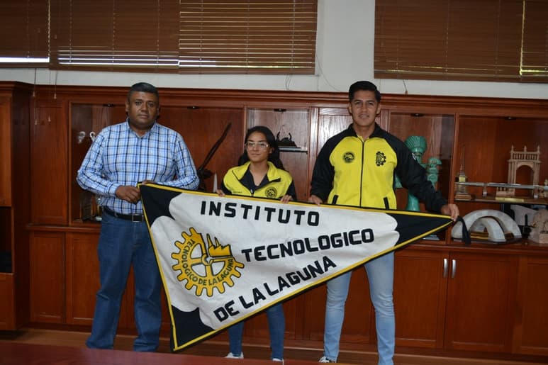 Los estudiantes-atletas recibieron el banderín representativo de los 'Gatos Negros', antes de partir a territorio tamaulipeco. (ESPECIAL)