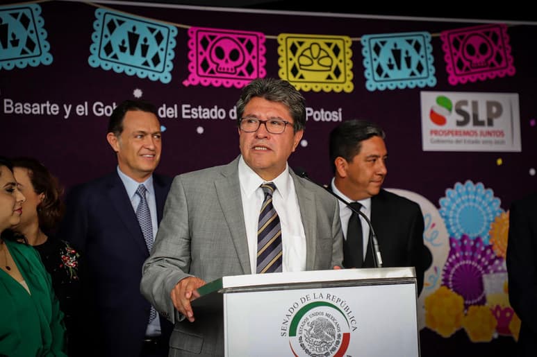 El morenista detalló que plantearán a Hacienda y al SAT, que los vehículos que están dentro y circulando en territorio nacional, puedan ser regularizados y paguen sus impuestos, tengan una identificación plena, un número de placas y todo para que puedan también ser visibles.
(ARCHIVO)