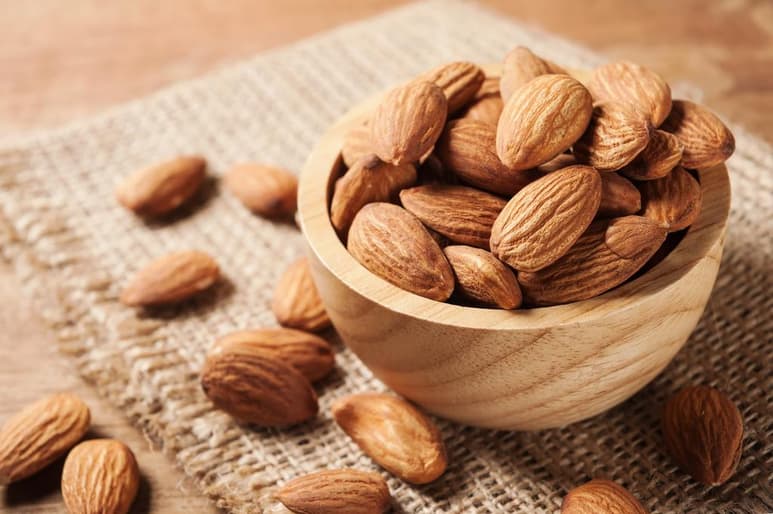 Comer almendras como una colación puede controlar el apetito y por lo tanto reducir el consumo de calorías en el almuerzo o la cena. (ESPECIAL)