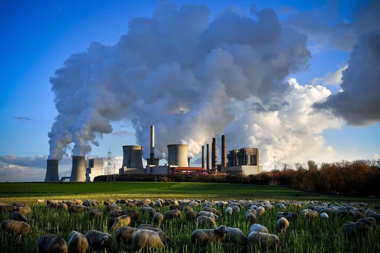 Varias columnas de humo se desprenden de la planta de Neurath en Bergheim (Alemania) en 2018, dos años después de la firma del Acuerdo de París para reducir las emisiones de CO2. (EFE)