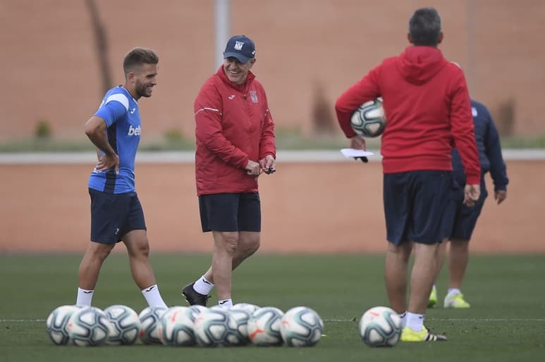 El estratega mexicano vuelve a los banquillos de la liga española luego de su salida de la selección egipcia. (ESPECIAL)