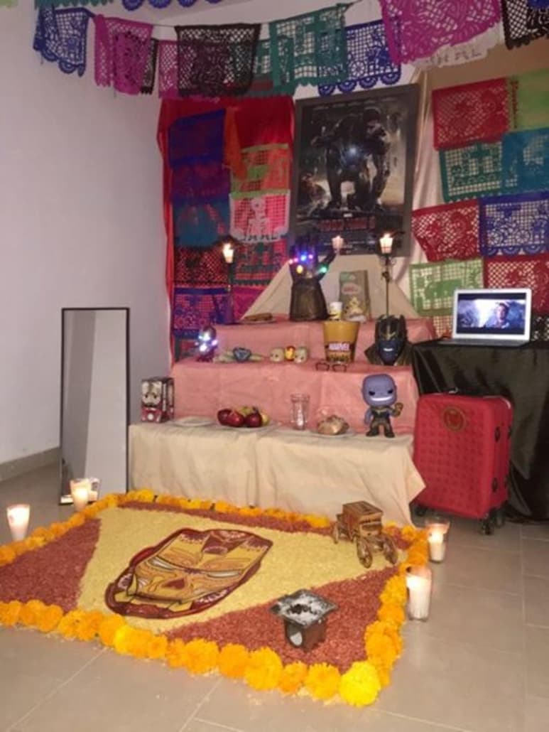 Un joven lagunero le hizo un altar de muertos a 'Iron Man', y es que como es sabido el personaje que interpretó Robert Downey Junior murió casi al final de la película Avengers: Endgame. (EL SIGLO DE TORREÓN)