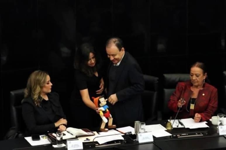 Con mantas y un muñeco de peluche de Pinocho, senadores del PAN cuestionaron las diversas declaraciones del secretario de Seguridad y Protección Ciudadana (SSyPC), Alfonso Durazo, respecto al operativo Culiacán. (ESPECIAL)