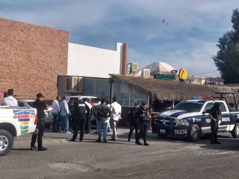 Varias patrullas con policías acompañaron a personal de Verificación, pero no cerraron el negocio. (EL SIGLO DE TORREÓN)