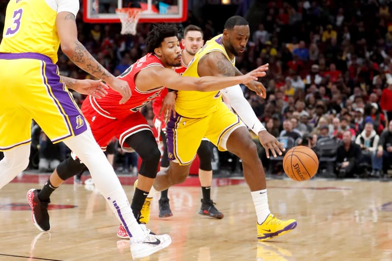 LeBron James (d) metió 30 puntos, repartió 11 asistencias y bajó 10 rebotes en la victoria de Lakers 118-112 sobre los Bulls de Chicago. (AP)