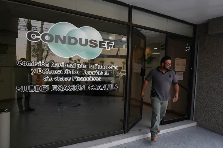 Los usuarios de servicios financieros, en su mayoría, carecen del tiempo para acudir a las oficinas. (ARCHIVO)