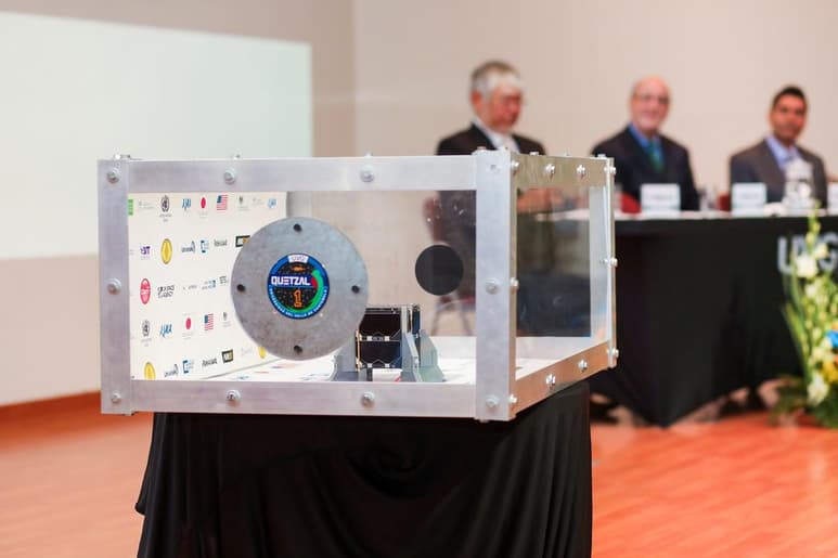 La Universidad del Valle de Guatemala entregó este martes el primer satélite guatemalteco llamado Quetzal 1 a la Agencia de Exploración Aeroespacial Japonesa (JAXA). (ARCHIVO)