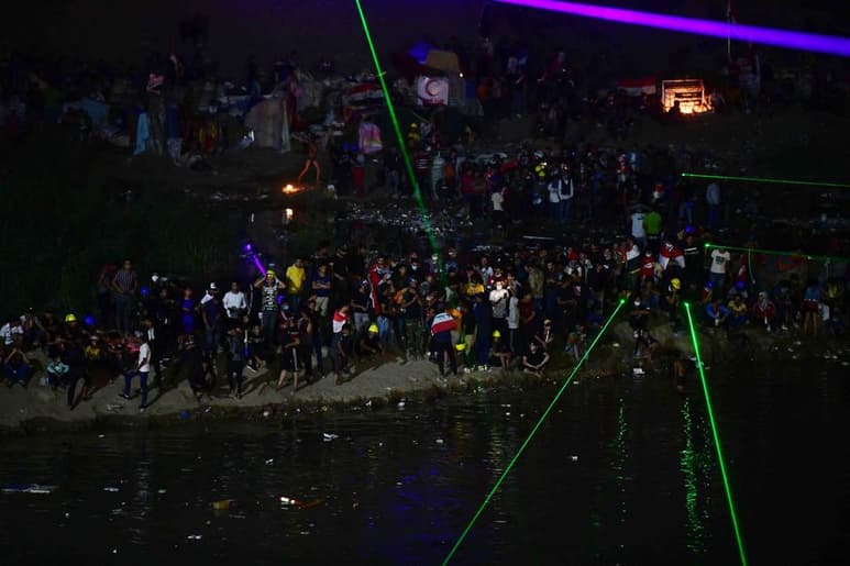 Los iraquíes apelaron al uso de zapatos para mostrar su malestar. (EFE)