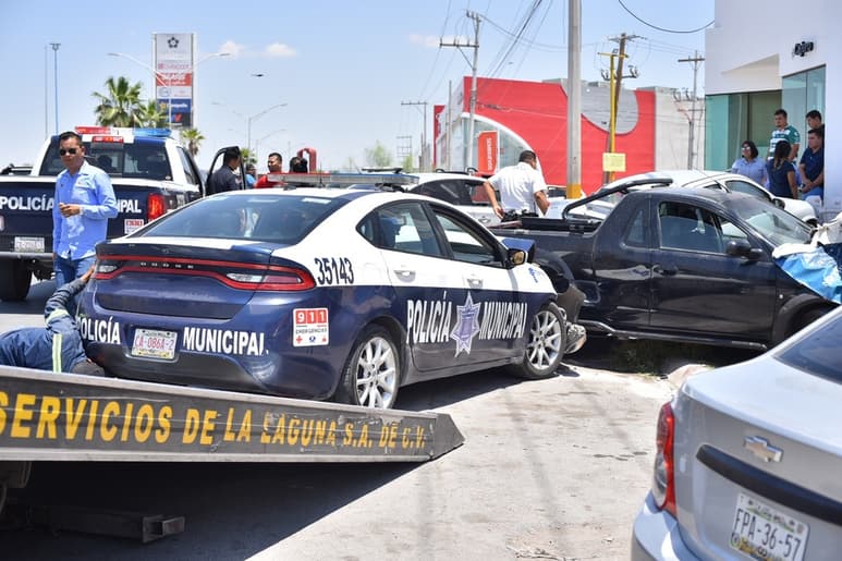 Uno de los casos más sonados fue el que ocurrió el 12 de agosto de este año, cuando una patrulla se impactó contra una camioneta para después chocar con otro automóvil que estaba estacionado. (EL SIGLO DE TORREÓN)