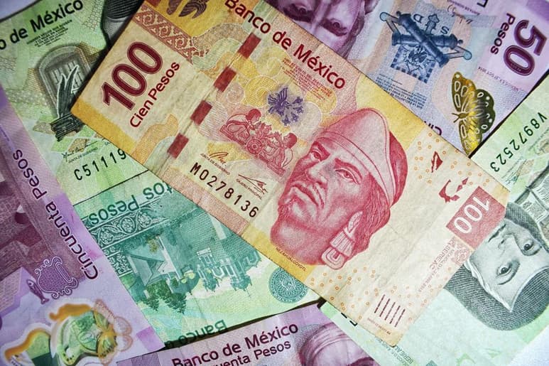 El Instituto Mexicano del Seguro Social (IMSS) informó que este año 3 millones 500 mil pensionados y jubilados no tendrán retención del Impuesto Sobre la Renta (ISR) de su aguinaldo, debido a que perciben menos de 20 mil pesos mensuales. (ARCHIVO)