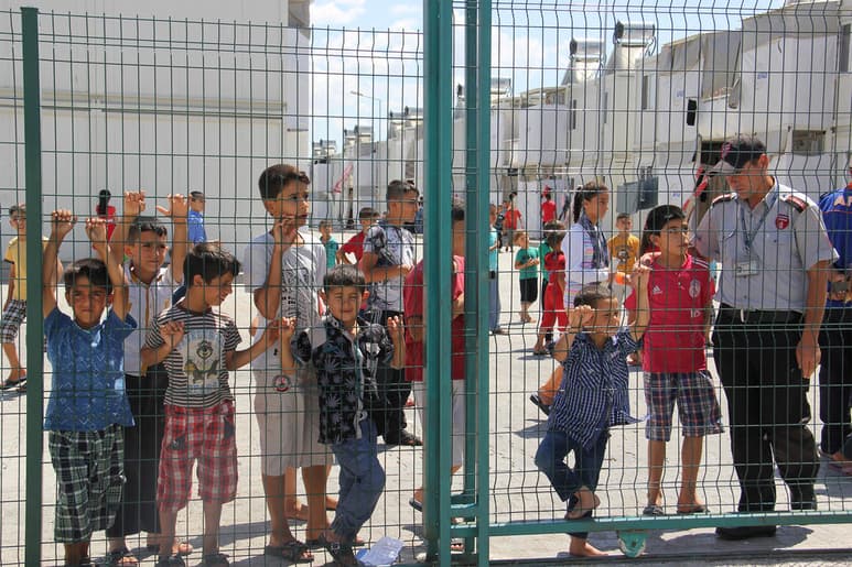 El presidente de Turquía, Recep Tayyip Erdogan, reiteró hoy su amenaza de abrir las fronteras y dejar que millones de refugiados sirios entren a Europa. (ARCHIVO)