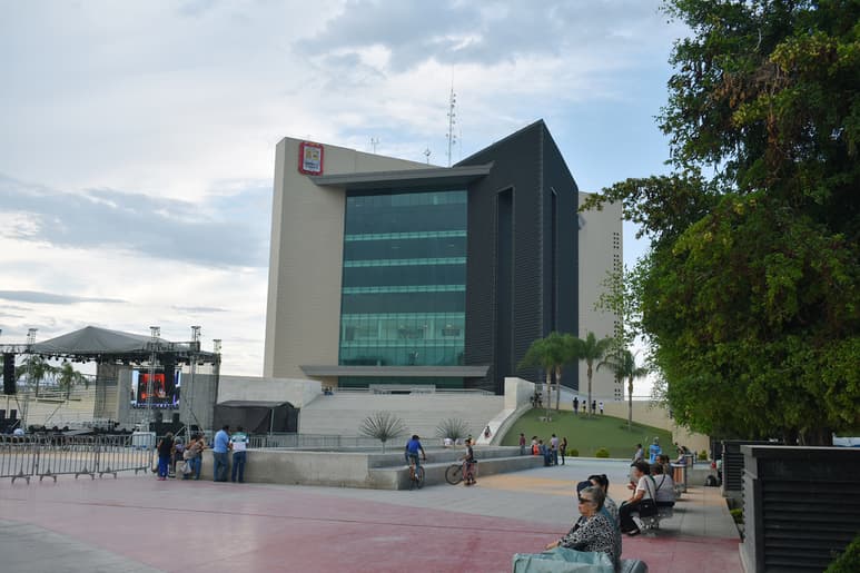 Una de las zonas disponibles para fumar estaría sobre la entrada del edificio, la otra se instalaría a la salida del estacionamiento 1. (ARCHIVO)