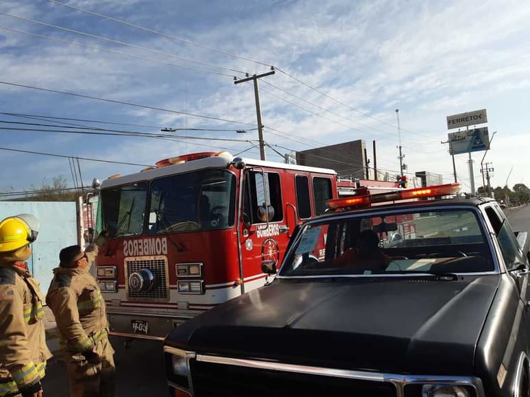 Falla mecánica en camión de transporte público moviliza a los bomberos. (EL SIGLO DE TORREÓN)