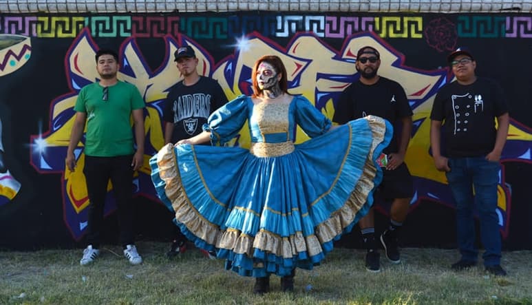 Mexicanidad. Los integrantes de NCA realizaron un mural sobre el Día de Muertos en la colonia Los Álamos de Gómez Palacio. (CORTESÍA)