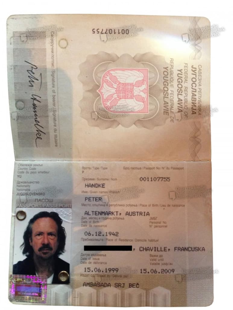 La aparición de una foto de un supuesto pasaporte yugoslavo emitido en 1999 a Peter Handke, premio Nobel de Literatura 2019, ha desatado una polémica en Austria, cuyas autoridades abrieron hoy una evaluación para dilucidar si deben retirarle la nacionalidad austríaca al laureado escritor. (ESPECIAL)