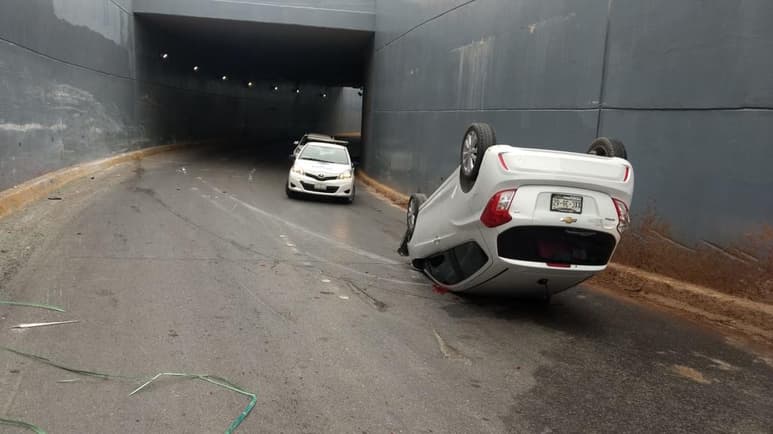 La mujer y la pequeña fueron auxiliadas por paramédicos de la Cruz Roja, quienes las trasladaron al área de urgencias del Hospital General de Torreón. (EL SIGLO DE TORREÓN)