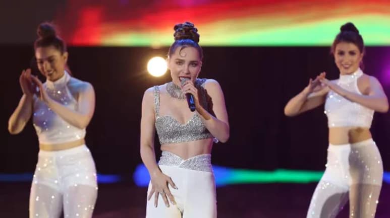 Belinda vivió un incómodo momento en los Premios de la Radio, cuando se presentó en el escenario para cantar Baila esta cumbia de Selena Quintanilla. (ESPECIAL)