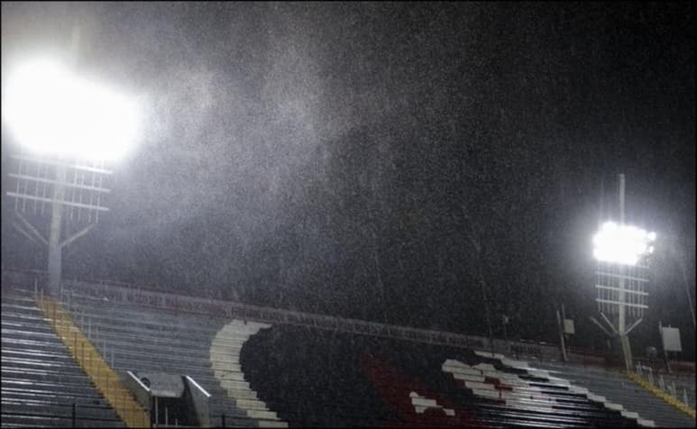 Los comisarios de la Liga MX están a la espera de que las condiciones del clima mejoren. (ARCHIVO)