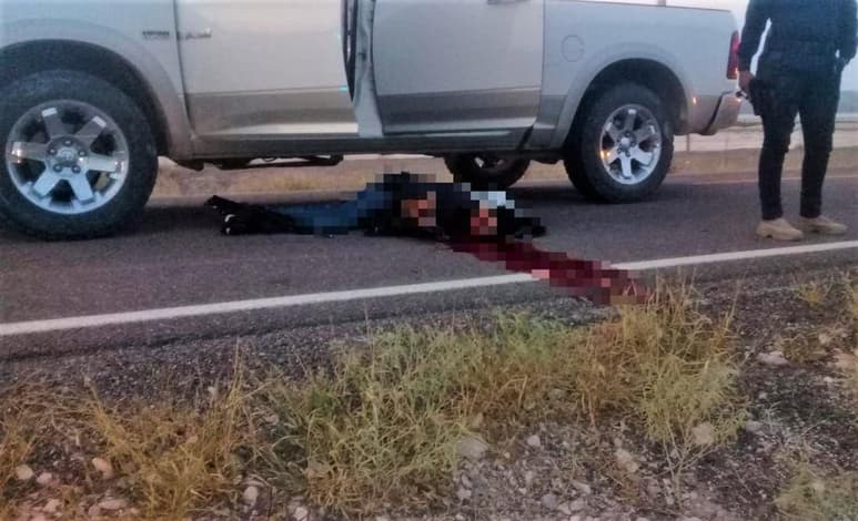 Casi a la altura de Picardías, finalmente los sujetos se detuvieron para continuar la agresión desde tierra, donde dos de ellos fueron abatidos, otro terminó lesionado y dos más huyeron rumbo al monte. (EL SIGLO DE TORREÓN)