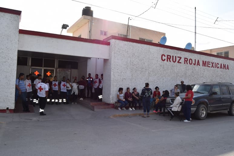 Ayer personal de la institución, acompañado por familiares, permanecía fuera del edificio.