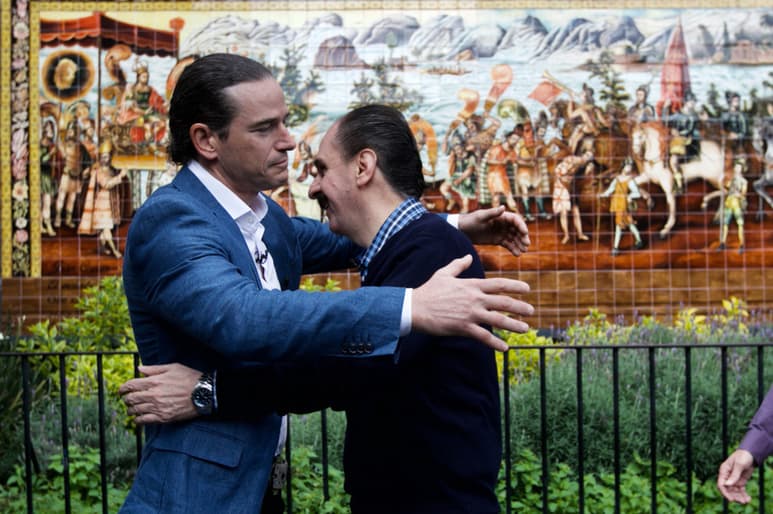 El mexicano Acosta (d) y el italiano Pignatelli se encontraron frente a la iglesia Jesús de Nazareno, que alberga en su interior los restos de Cortés.
