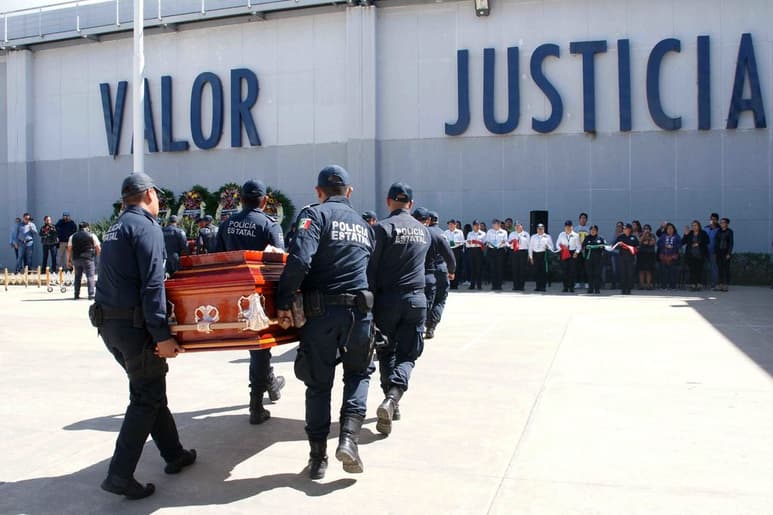 Familiares y policías rindieron homenaje. (AGENCIAS)