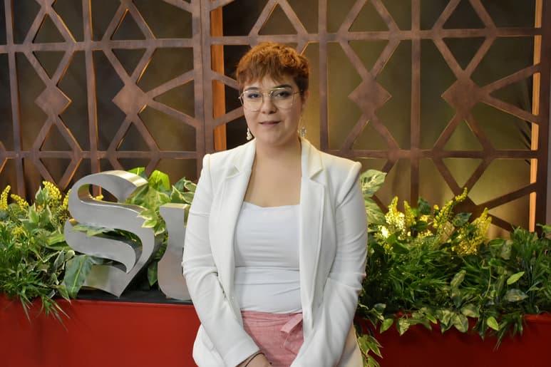 Orgullo. Leticia Maycotte visitó las instalaciones de El Siglo de Torreón para compartir sus experiencias en el cine de animación. (JOEL MENDOZA)