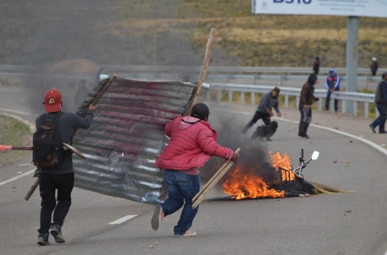 La crisis por la que atraviesa Bolivia desde las pasadas elecciones deja hasta este domingo tres fallecidos y más de cuatrocientos heridos. (ARCHIVO)