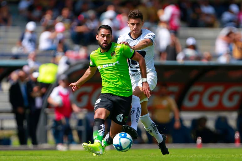 Los abucheos no cesaron para el capitán auriazul Víctor Malcorra, Pumas no llegaba con claridad y la Liguilla ya no se ve tan cercana. (JAM MEDIA)