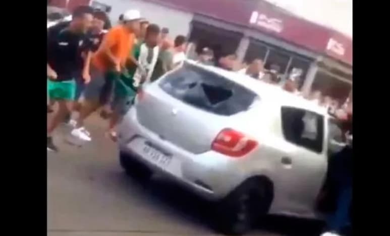 El vehículo, en el que viajaba una pareja con sus hijas, circulaba por la calle cuando fue atacado por fanáticos de 'El Taladro'. (ESPECIAL)