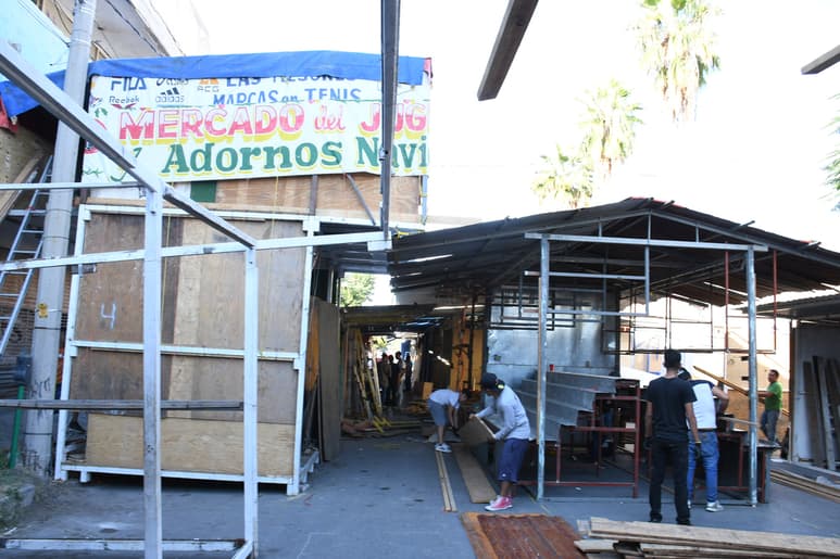 La instalación del tradicional mercadito navideño inició este domingo sobre la calle Ildefonso Fuentes del centro de Torreón. Esperan la visita de miles de laguneros y foráneos a este atractivo. (FERNANDO COMPEÁN)