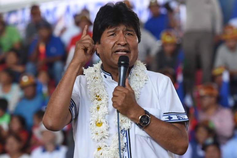 Morales, quien este domingo anunció su renuncia tras dos semanas de protesta en las calles por quienes le acusan de fraude electoral, tildó en su cuenta de Twitter a ambos opositores de 'discriminadores y conspiradores'. (ARCHIVO)