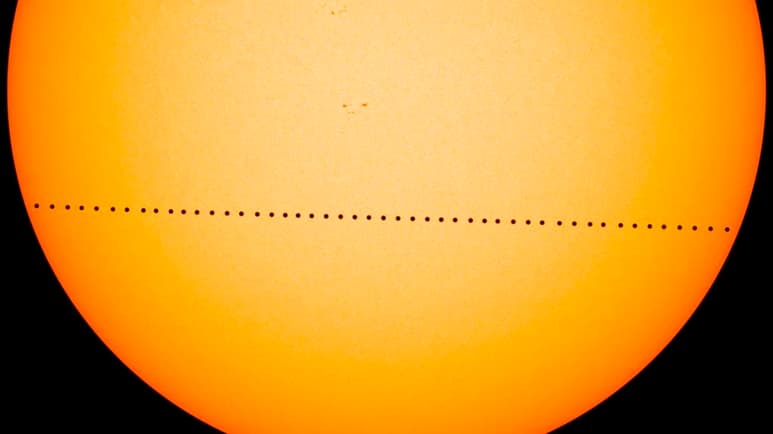 Si deseas presenciar el espectáculo necesitas protección ocular especial: se recomiendan telescopios o binoculares con filtro solar. (AP)