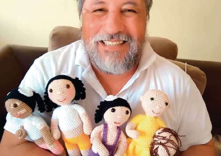 El hombre brasileño aprendió a tejer. (CAPTURA)