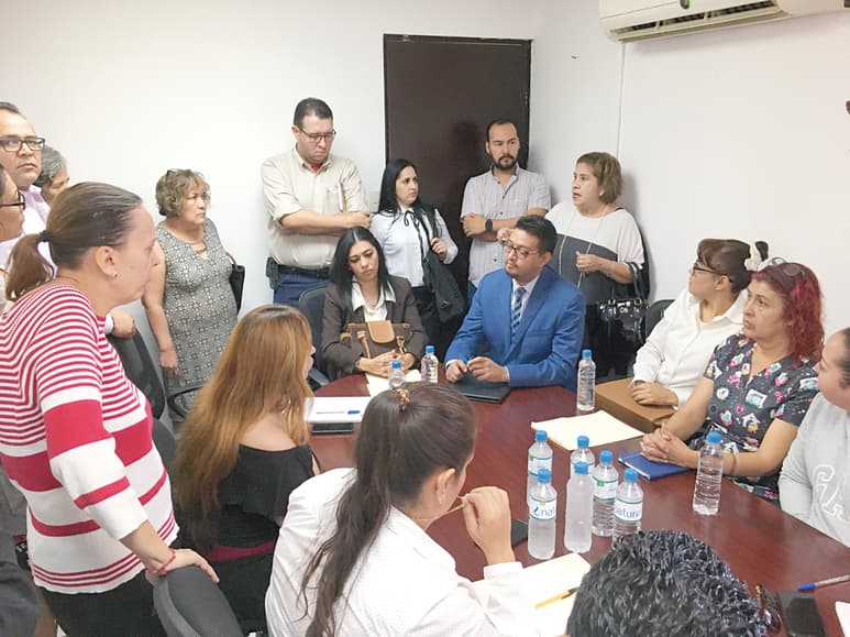 Asociaciones animalistas y rescatistas independientes se reunieron con el síndico para exigir la destitución de la directora de Salud. (FABIOLA P. CANEDO/EL SIGLO DE TORREÓN)