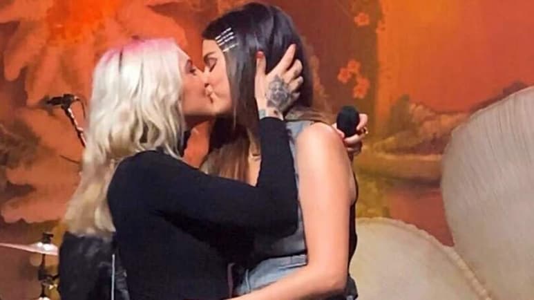 Selena Gomez vuelve a dar de qué hablar, luego de que se diera a conocer en redes sociales un video donde aparece la cantante dándole un beso en la boca a su amiga Julia Michaels. (ESPECIAL)