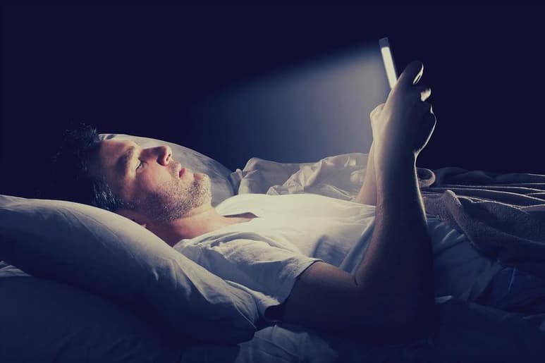 Recomiendan a las personas no usar dichos aparatos por mucho tiempo en la oscuridad, activar el 'modo nocturno' que traen la mayoría de los dispositivos, y utilizar anteojos con lentes de color ámbar para filtrar la luz azul. (ESPECIAL)