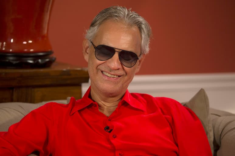 Postura. Andrea Bocelli califica de 'absurdo' rechazo a Domingo por acusaciones de acoso sexual antes de que sean investigadas. (AP)